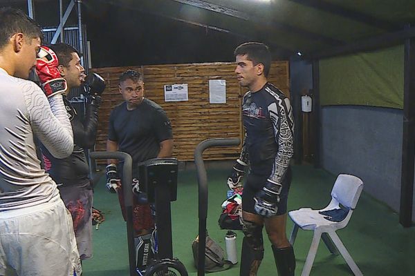 Les athlètes en pleine préparation pour le championnat de Polynésie de MMA.