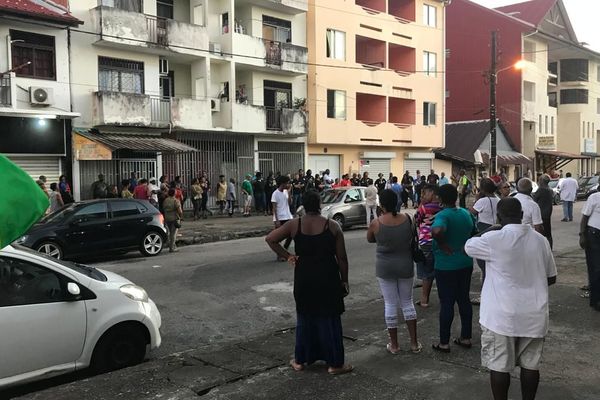 Rassemblement citoyen à la rue Barrat suite au meurtre d'un propriétaire