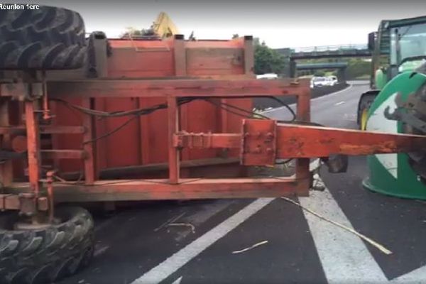 Tracteur renversé échangeur des Jacques RN2