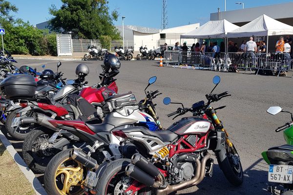 Matinée conseils et prévention aux deux-roues à la station ZAC 2000 au Port avec la police