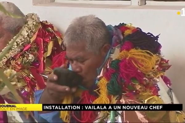 utumaka soane toa durant son installation coutumière en tant que chef de vailala, nord de Wallis