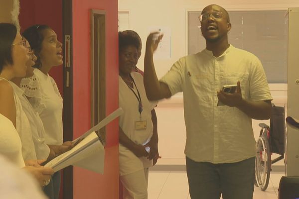 La chorale chante Noël à l’hôpital de Saint-Laurent du Maroni.