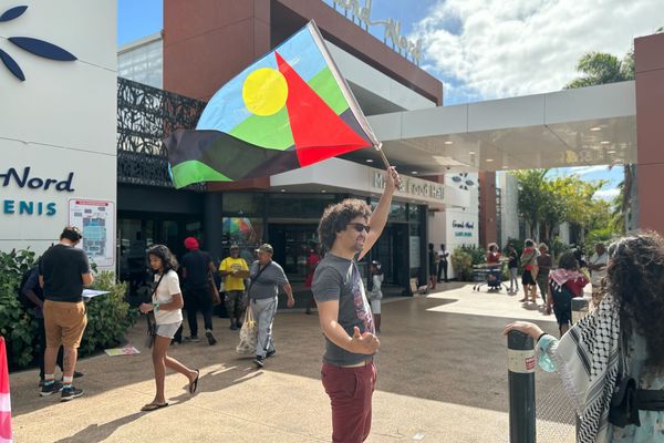 Une dizaine de militants ce 8 septembre, devant un hypermarché de Saint-Denis pour dénoncer la hausse des prix.