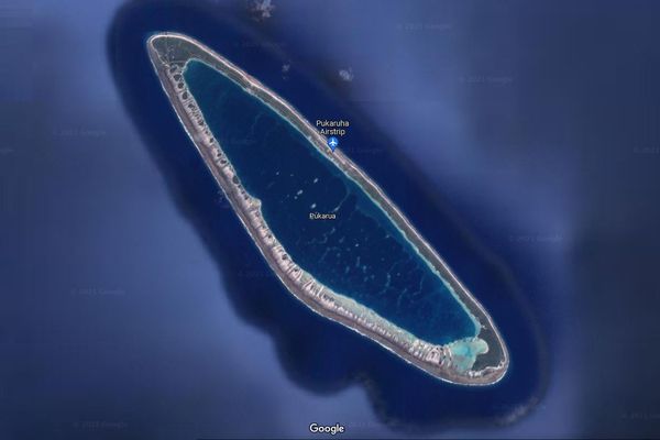En temps normal, la goëlette ravitaille cet atoll des Tuamotu de l'est une fois par mois. Environ, 230 habitants y vivent.