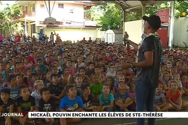 Mickaël Pouvin chante pour les élèves de Ste Thérèse