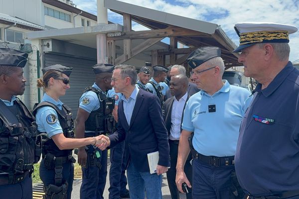 Le ministre démissionnaire de l’Intérieur Bruno Retailleau à son arrivée à Mayotte