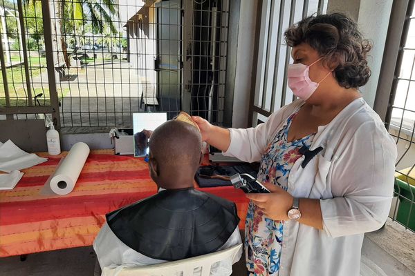 Les sans-abris peuvent notamment se faire coiffer, en plus du repas pascal préparé par les bénévoles des associations Jeunesse En Mission et L’Arche d’Aujourd’hui