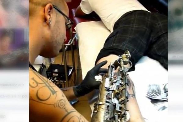 Le tatoueur JC Sheitan Tenet a fait une démonstration de son bras biomécanique lors d'une convention du tatouage à Davézieux, en Ardèche, mardi 7 juin 2016