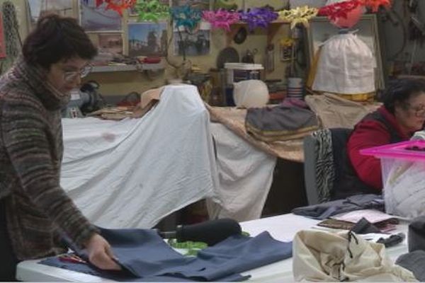 Les membres des zigotos fabriquent des costumes d'antan sur le thème de la pêche dans le cadre de l'appel à projets lancé dans le cadre de l'inscription de Saint-Pierre et Miquelon au patrimoine mondial de l'Unesco
