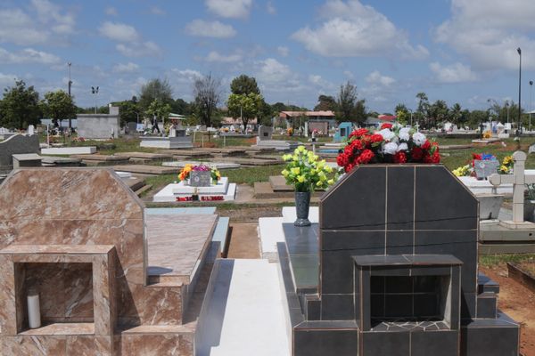 Le cimetière cabassou, fleuri pour la toussaint