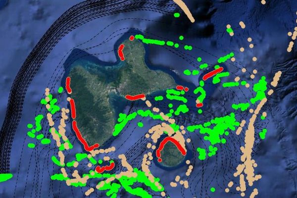 Radeaux de sargasses, positions de détection (points verts), trajectoires (pointillés blancs), et positions d'échouages prévues (points rouges) sur la Guadeloupe.