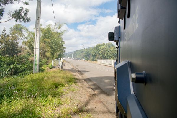 La route de Saint-Louis, Mont-Dore, vu du verrou Nord. Septembre 2024.