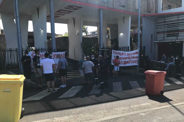 Les pompiers de la caserne de Saint-Pierre en grève