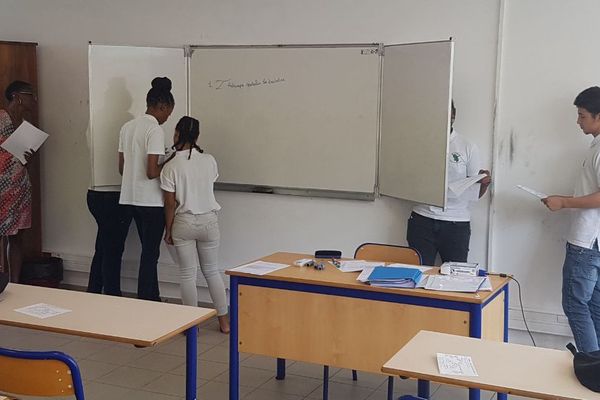 Élèves et enseignants dans une classe de collège.