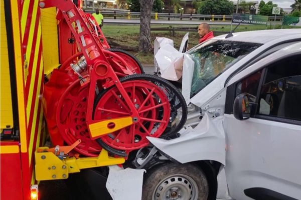 Suraccident en pleine intervention des pompiers : image choc d’une voiture encastrée dans un fourgon du SDIS, à Baie-Mahault - 01/12/2024.