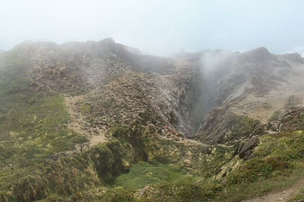 Fumerolles autour du dôme de la Soufrière de Guadeloupe - mai 2020.