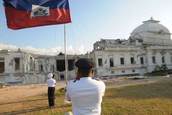 Le palais présidentiel est détruit dans le séisme de 2010.