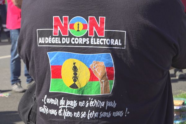 A Nouméa, le 1er mai 2024, message contre la réforme constitutionnelle destinée à élargir le corps électoral pour les provinciales.