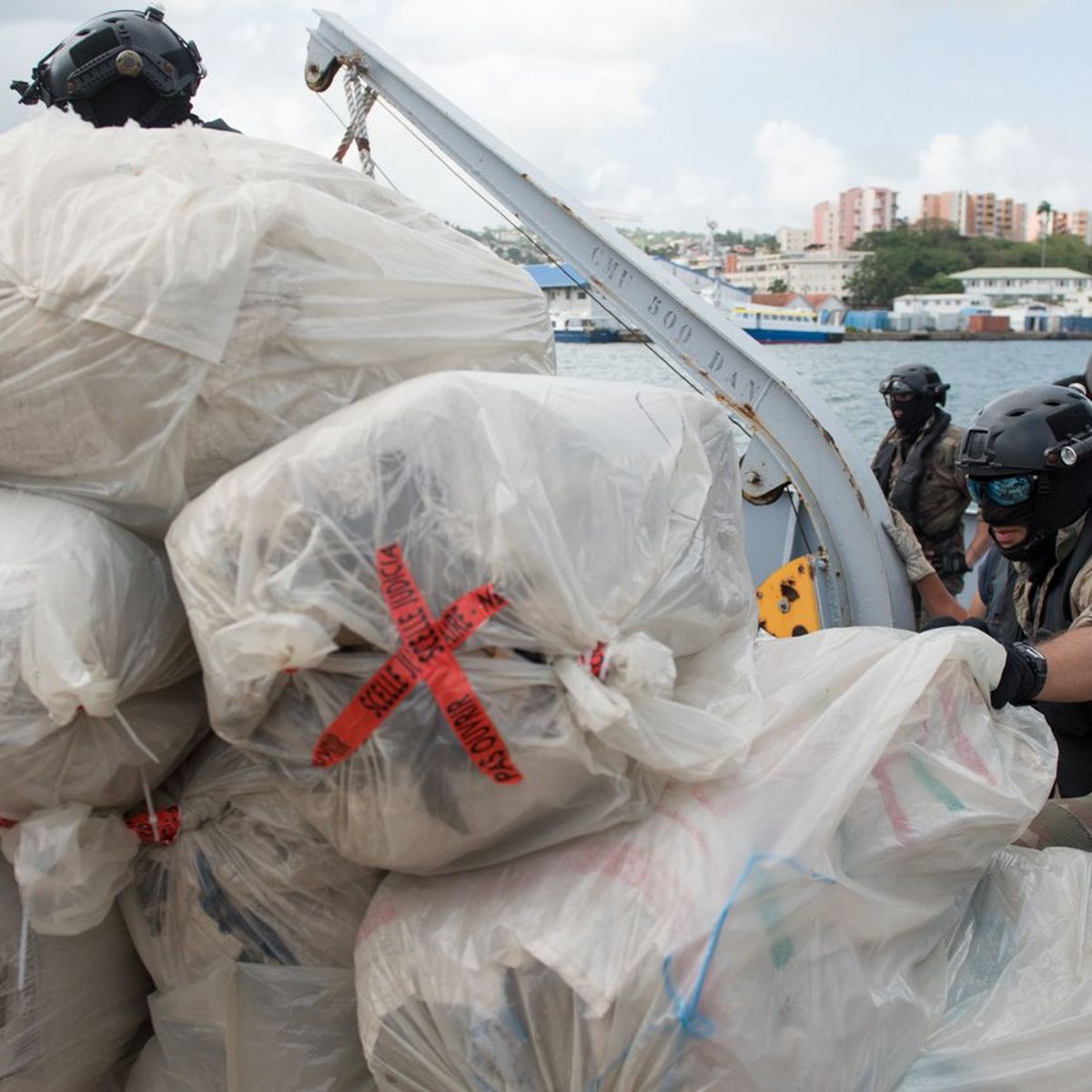 La marine saisit 1000 kg de marijuana en mer des Cara bes