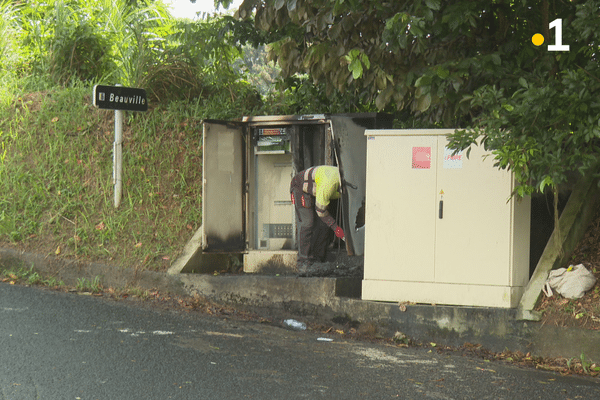 Des “armoires de rue” calcinées à Ducos en Martinique.