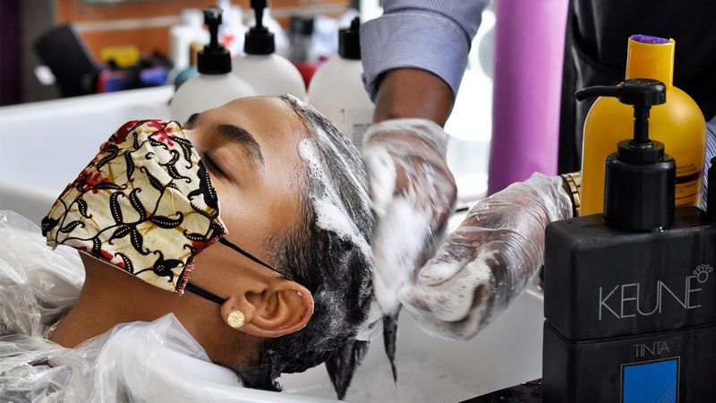 Visières en plexiglas, masques et gants pour les coiffeuses du salon  afro-antillais parisien Cindy Fashion - Outre-mer la 1ère