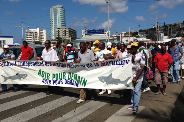 Défilé des pêcheurs du front de mer vers la direction de la mer à Fort de France : lundi 15 avril 2013