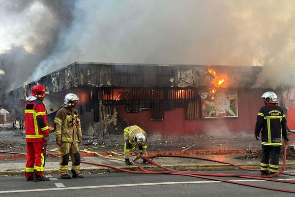 Un supermarché de la vallée des colons, dans la rue Bénébig à Nouméa, le 15 mai 2024 en fin de journée.