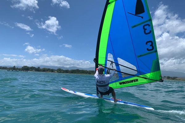 Sam Launay (ici en course) et Laurent Cali sont certains de remporter la médaille d'or en planche à voile aux Jeux du Pacifique.