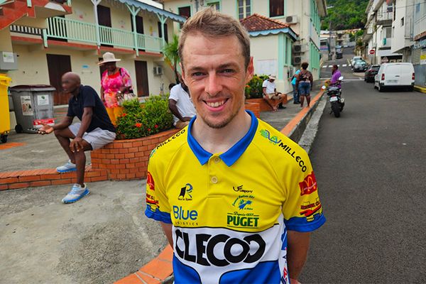 Stefan Benett, vainqueur du contre-la-montre est le maillot jaune.