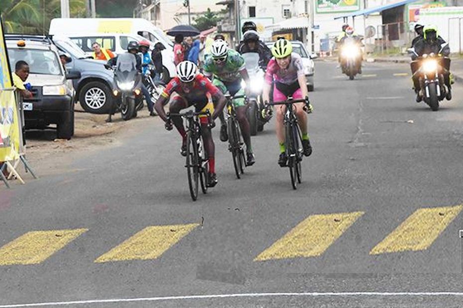 Un peloton de 50 cyclistes juniors au départ du 16e tour de la Martinique - Martinique la 1ère