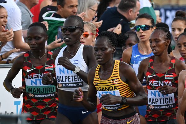 Rebecca Cheptegei (au centre, en maillot jaune) au marathon femmes des championnats du monde de Budapest, en août 2023.