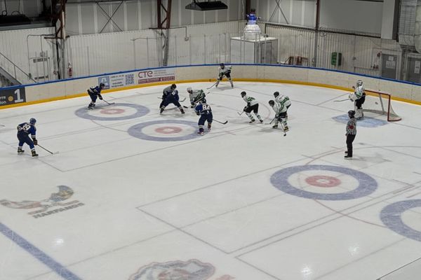 Cougars et Missiles s'affrontent sur la glace de la patinoire de Saint-Pierre et Miquelon pour le premier match de la Coupe SPM Télécom.