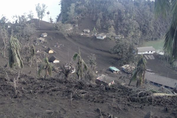 village sous la cendre volcanique