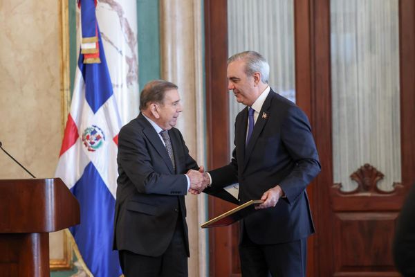 A gauche: Edmundo Gonzalez avec le président Luis Abinader de la République-Dominicaine