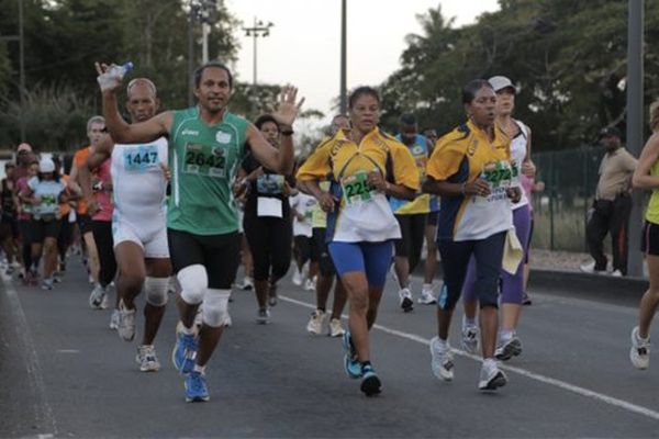 Sportifs lors du semi-marathon international de Fort-de-France (2012, illustration)