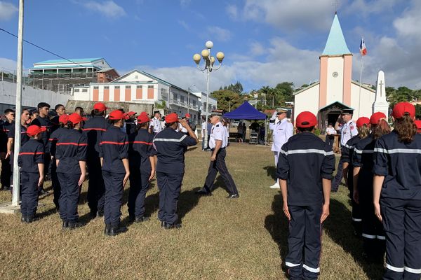 Jeunes sapeurs-pompiers lors de la cérémonie organisée le 1er juillet 2023 à Bourail, dans le cadre de la journée nationale des pompiers.