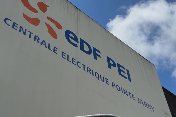 La centrale d'EDF PEI de la Pointe Jarry, à Baie-Mahault, principal pourvoyeur d'électricité sur le territoire