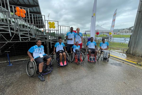 Une équipe de jeunes de l'ASAM en fauteuils roulants juste avant une compétition d'athlétisme au Stade Edmard Lama