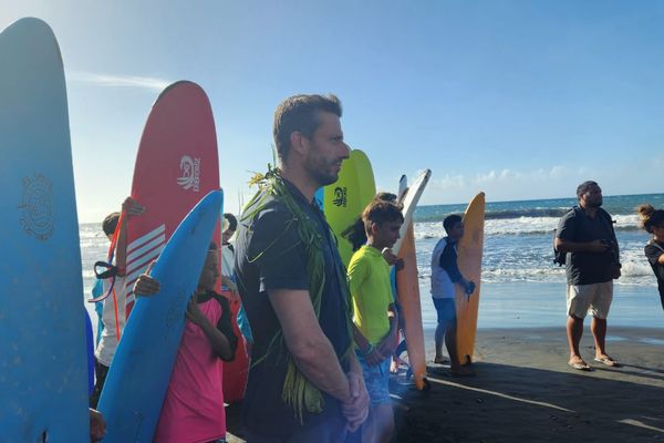 Tony Estanguet avec les élèves en surf de Mahina, 27 mai 2024
