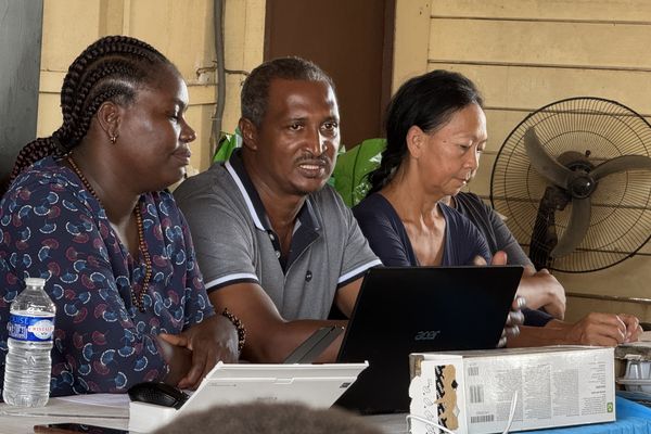 Laurietta Carolina, Jean Ringuet et d'autres membres du bureau du MODEF-MAKANDY, discutent des priorités stratégiques du syndicat pour la campagne électorale à venir.