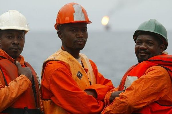 Techniciens de l'industrie pétrolière sur une plate-forme de forage offshore.