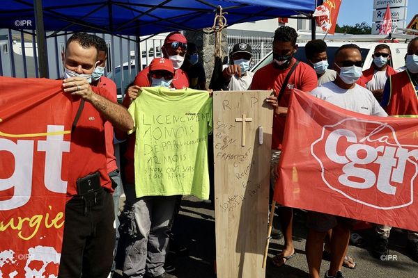 A La Possession, les salariés de la Circet manifestent contre la suppression de plus de la moitié de leur effectif.