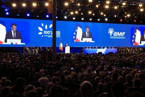 Emmanuel Macron s'est exprimé devant plusieurs milliers d'élus en clôture du congrès des maires à Paris.