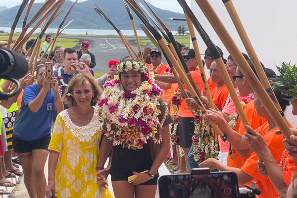 Une haie d'honneur organisée pour Nateahi Sommer.