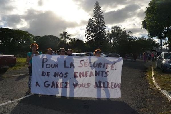 Protestation de mères à la maternelle Léonie Avril de Pouembout