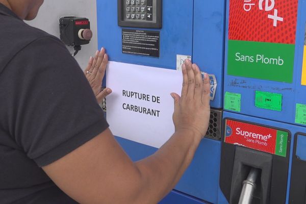 Rupture de carburant en Nouvelle-Calédonie, avec le blocage des dépôts toujours en cours.