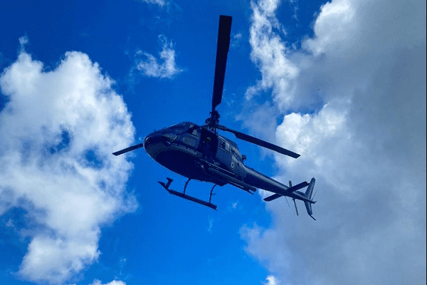 (Illustration) L'hélicoptère de la gendarmerie survole la zone autour de la Boucan, à la recherche du tireur - 21/01/2024.