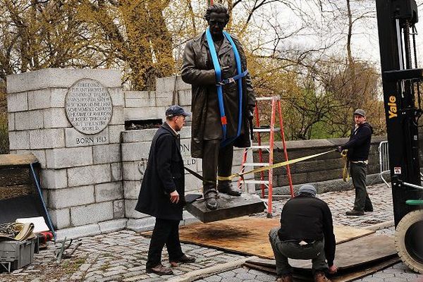 Statue déboulonnée