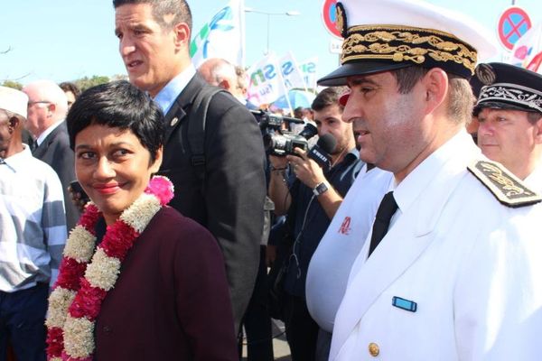 LA MINISTRE ERICKA BAREIGTS ET LE PREFET FREDERIQUE VEAU A L' AEROPORT DE MAYOTTE