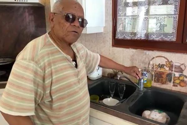 Julien Renac, nonagénaire résident au Moule, ouvre le robinet de sa cuisine en vain - 31/12/2024.